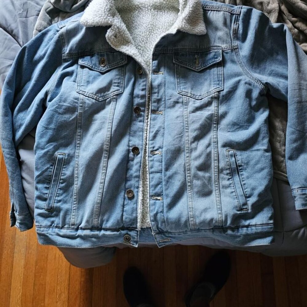 Men’s Denim Trucker Jacket – Classic Fit, Timeless Edge